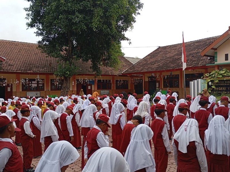 Pelaksanaan Upacara Bendera Disekolah